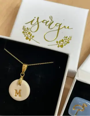 Medalla de cerámica con inicial