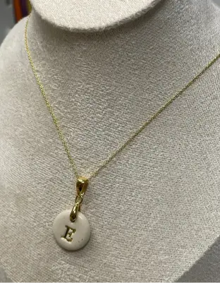 Medalla de cerámica con inicial