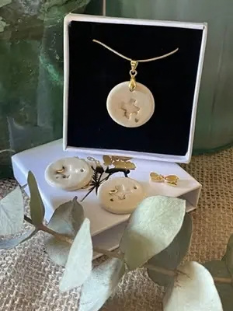 Medalla de mujer con cruz de oro