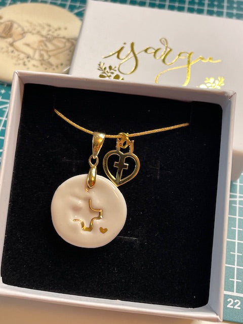 Medalla de mujer con cruz de oro