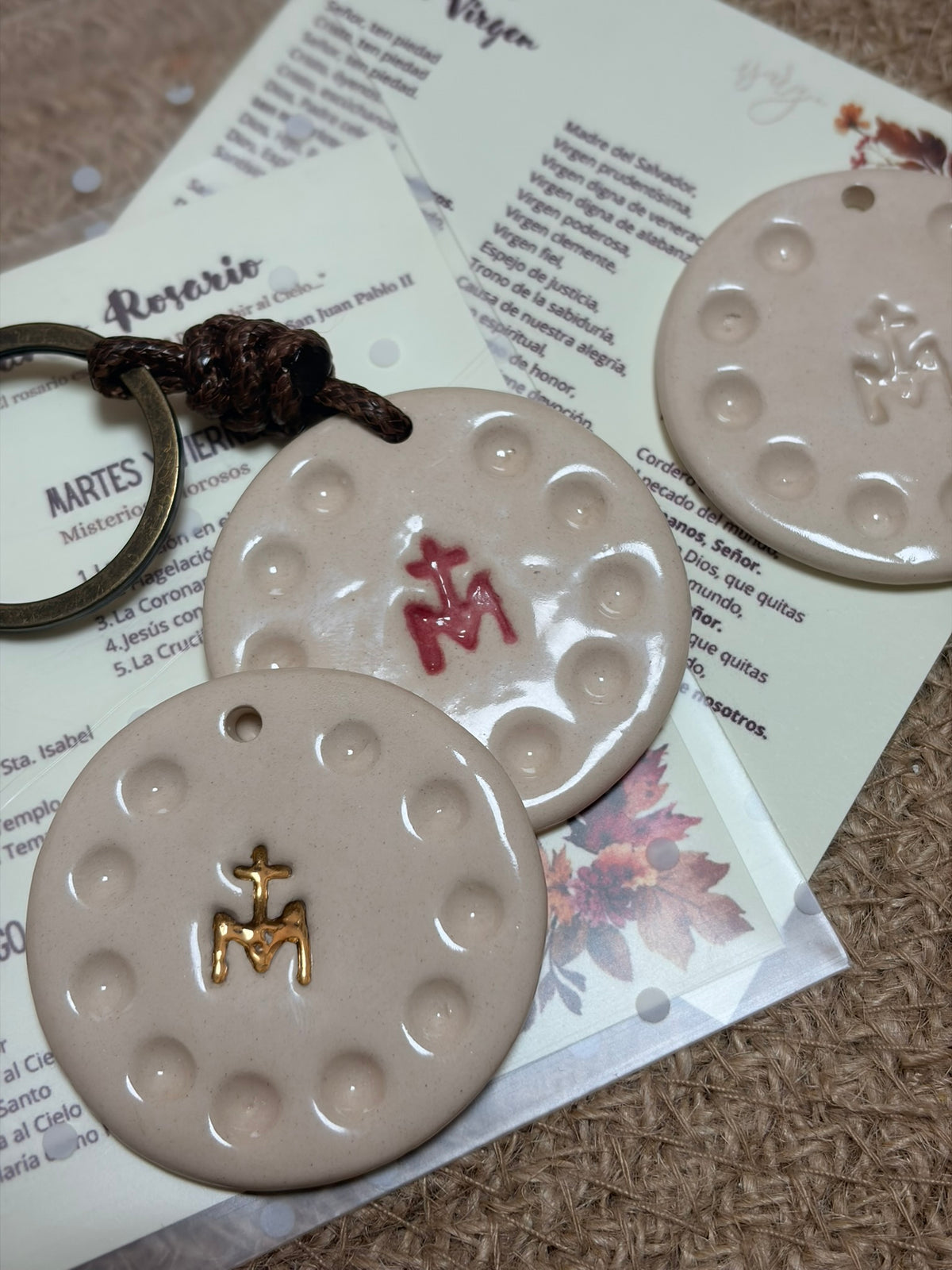 Decenario llavero de cerámica