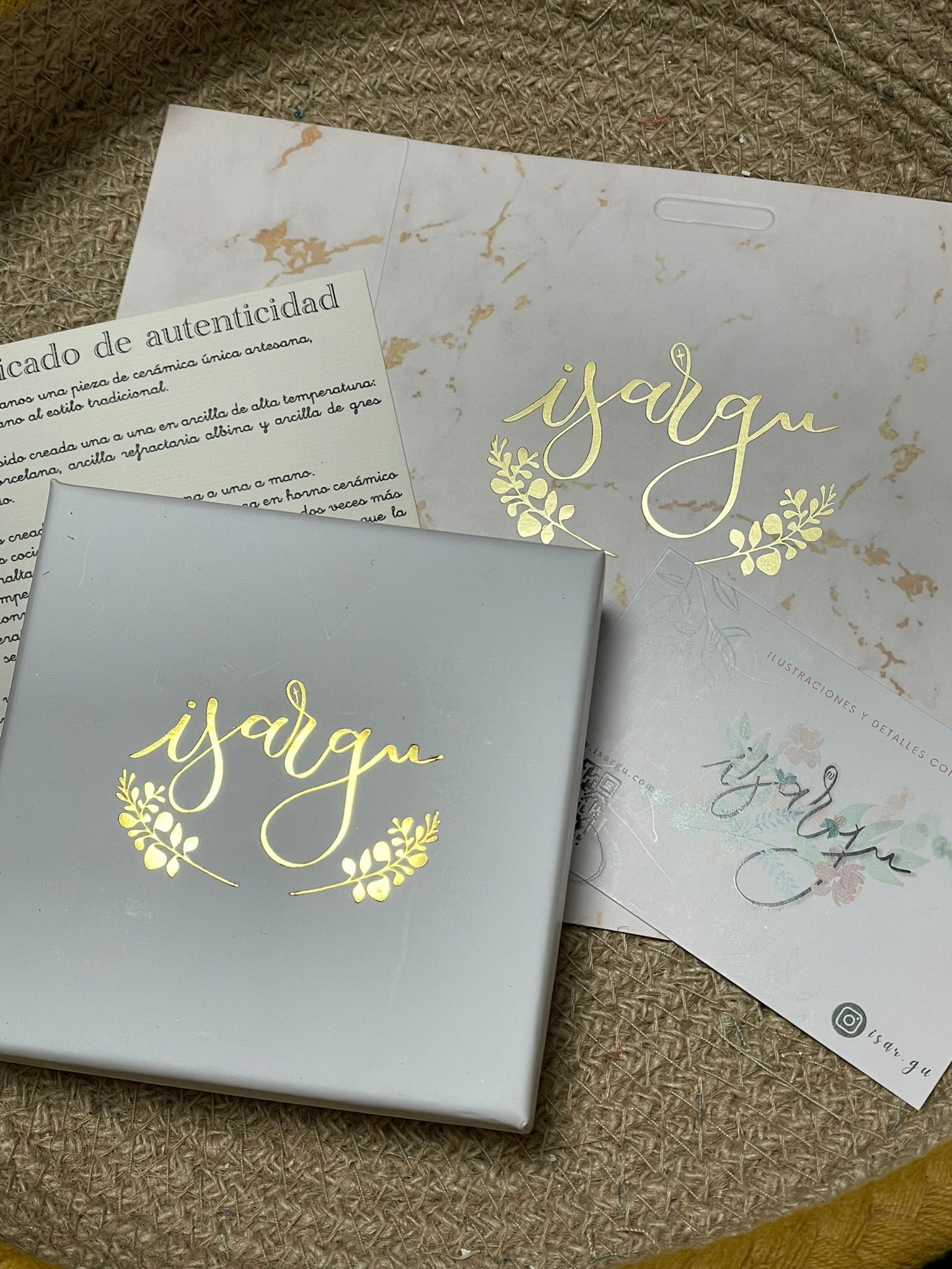 Medalla de cerámica con inicial