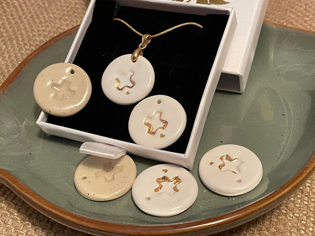 Medalla de mujer con cruz de oro