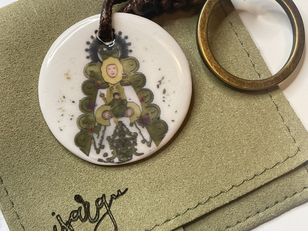 Llavero de ceramica con dibujo del Rocio
