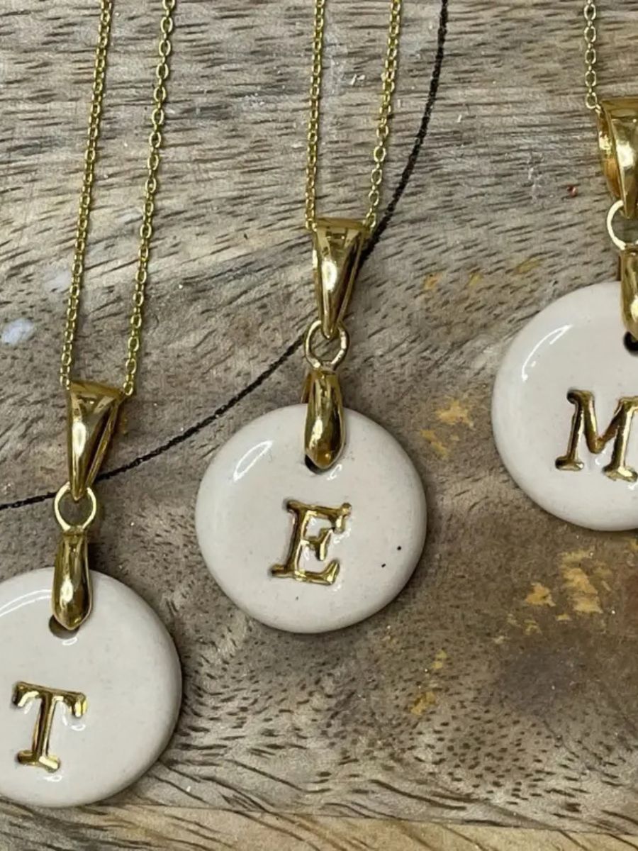 Medalla de cerámica con inicial