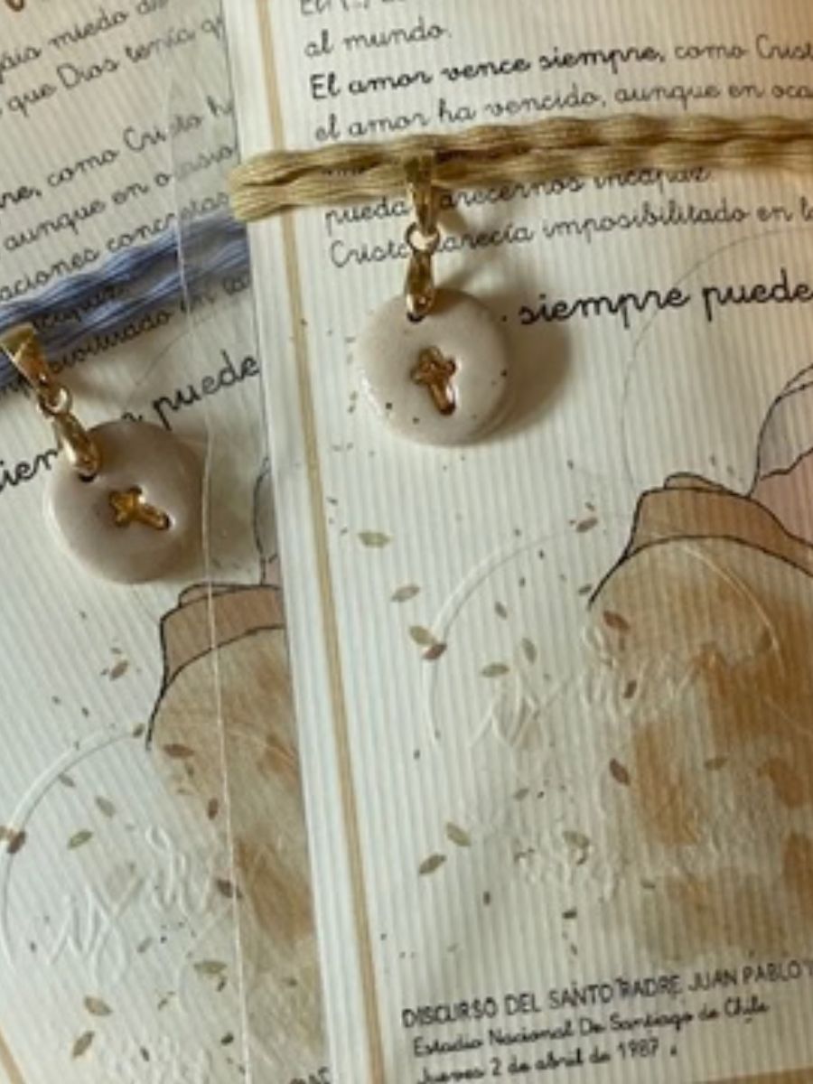 medalla pequeña con cruz