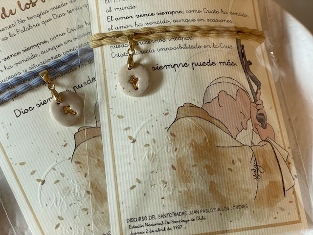 medalla pequeña con cruz y oro 2